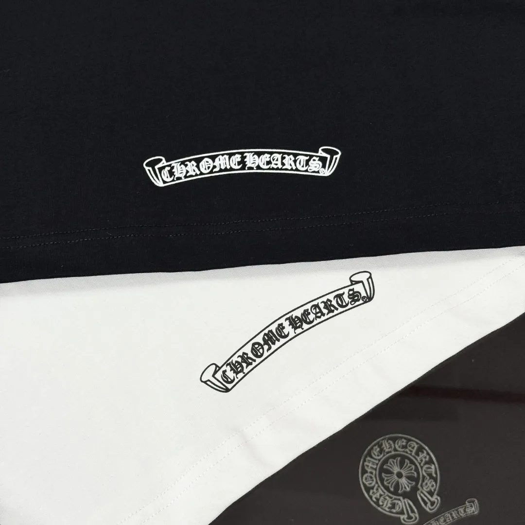 P180 Chrome Hearts 25 high-end versions. The fabric is made of 300 grams of high-density cotton. It does not deform or shrink. It has three labels. It is the same style for men and women. Technology: suede foaming + digital silver printing. Color: white, black. SIZE: S-XL.
